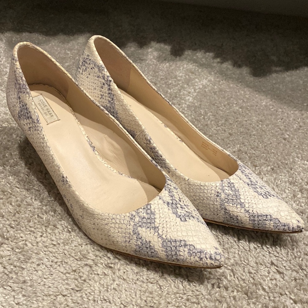 Pointed toe pumps. Faux snake skin print.